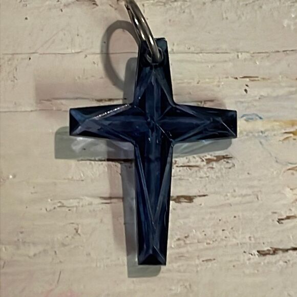 Vintage 1” 2-sided blue resin textured crucifix/cross charm/pendant w/jump hoop - Picture 1 of 8